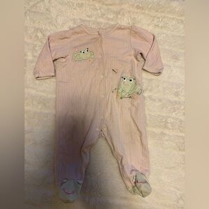 ❤️ FREE WITH A PURCHASE❤️
Little Me Pink Frog Embroidered Footie